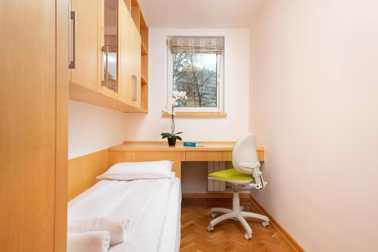 Two-Bedroom Family Apartment Esperanto Next To Klif By Noclegi Renters วอร์ซอ ภายนอก รูปภาพ