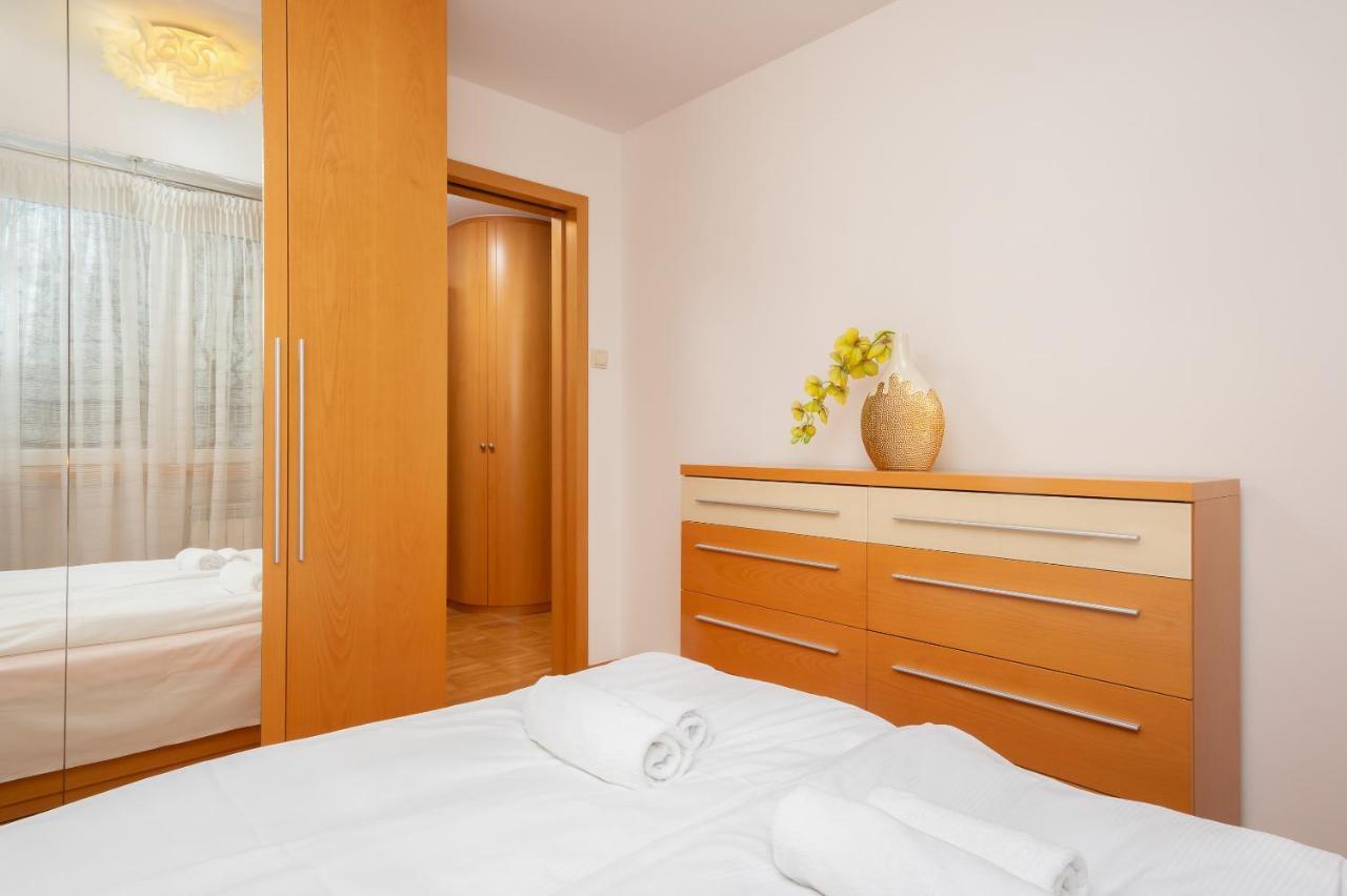 Two-Bedroom Family Apartment Esperanto Next To Klif By Noclegi Renters วอร์ซอ ภายนอก รูปภาพ
