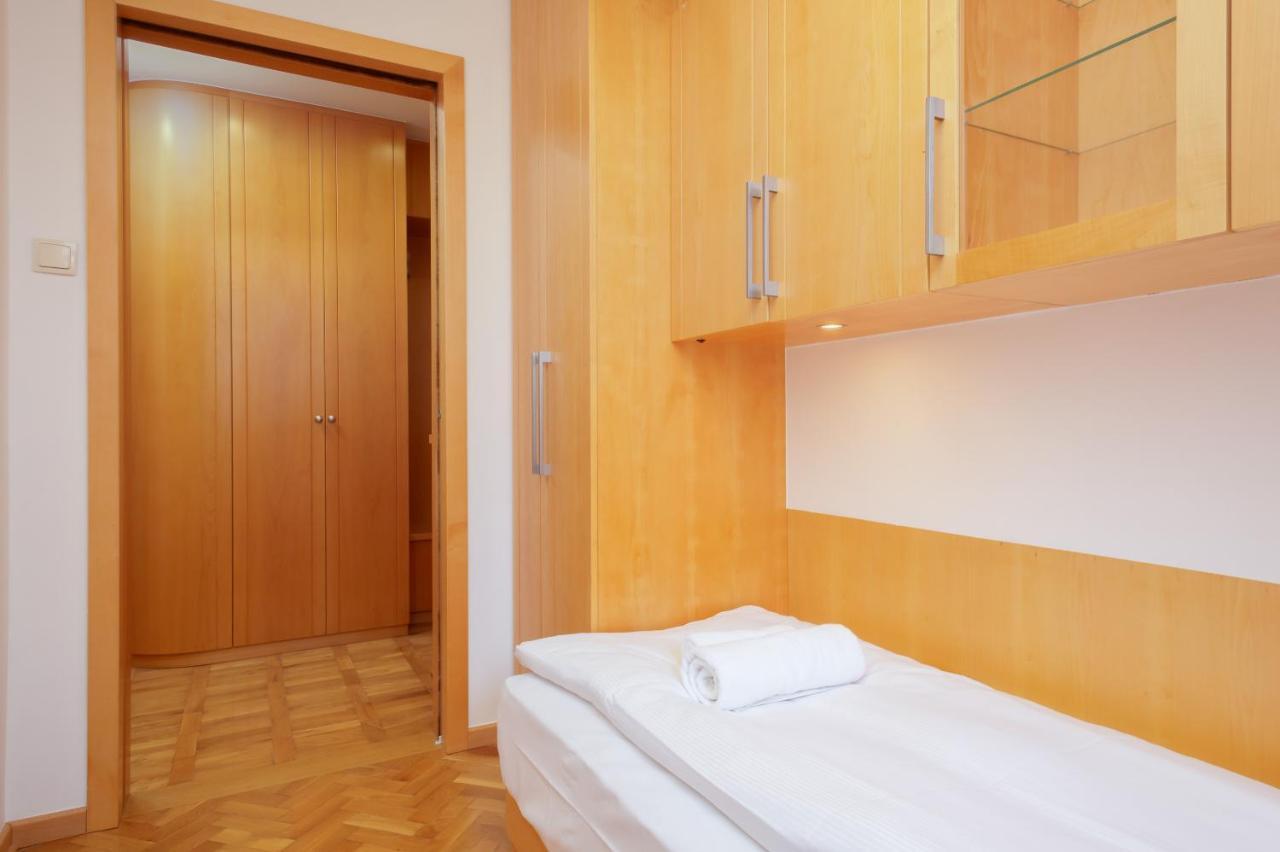 Two-Bedroom Family Apartment Esperanto Next To Klif By Noclegi Renters วอร์ซอ ภายนอก รูปภาพ
